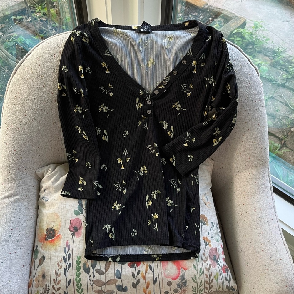 Rue21 form fitting V neck shirt with white yellow flowers and 3/4 sleeve